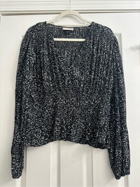 Universal Thread Black and White Floral Peasant Blouse
